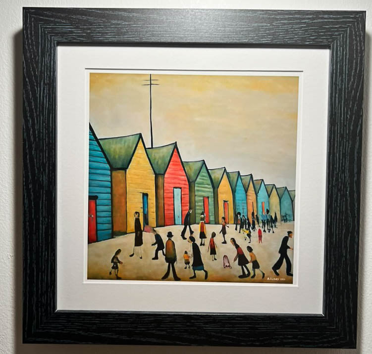Brighton Beach Huts - Impression d'art giclée 21 cm carré. Image attachante dans le style de LS Lowry
