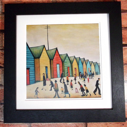 Brighton Beach Huts - Impression d'art giclée 21 cm carré. Image attachante dans le style de LS Lowry